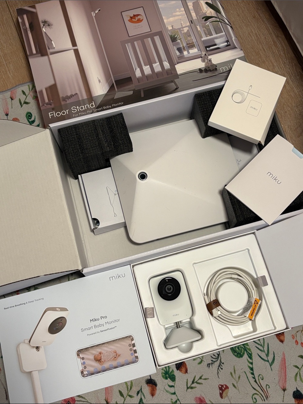 Miku Pro Smart Baby Monitor with floor stand - White
